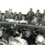 Alunos cercam o ministro Jarbas Passarinho durante visita ao hospital escola - 1972