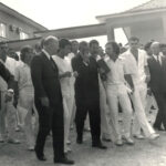 Alunos cercam o ministro Jarbas Passarinho durante visita ao hospital escola - 1972